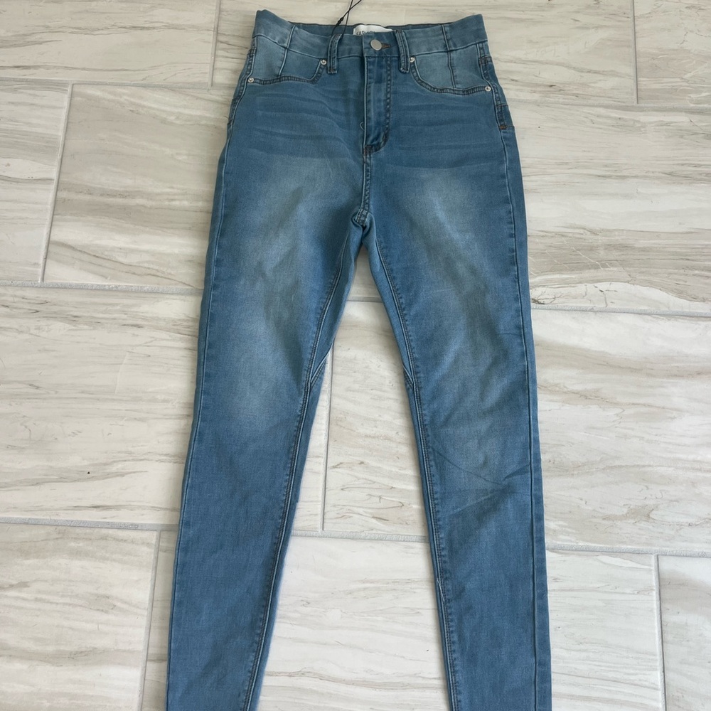 Fashion Nova Light Blue Skinny Jeans NWT, sculpting size 9